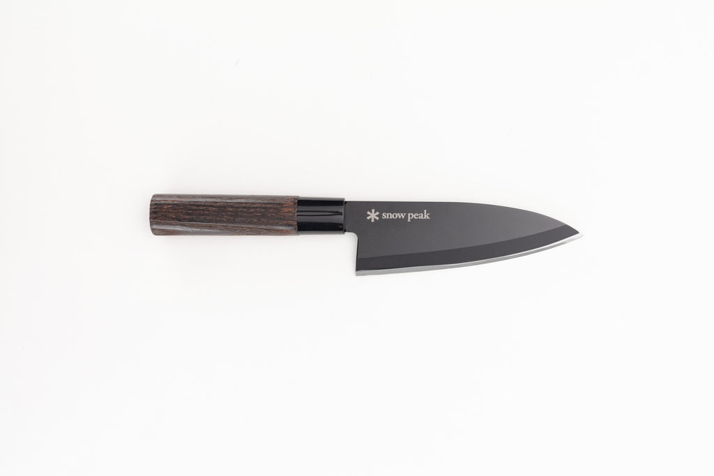 This is a black Deba knife that can be used not only at home but also when camping.