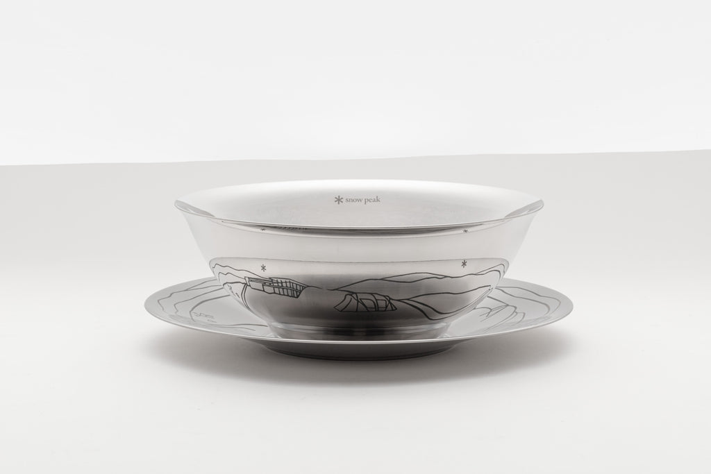This is a metal rice bolw which has a double-layered structure that maintains temperatures for long periods.