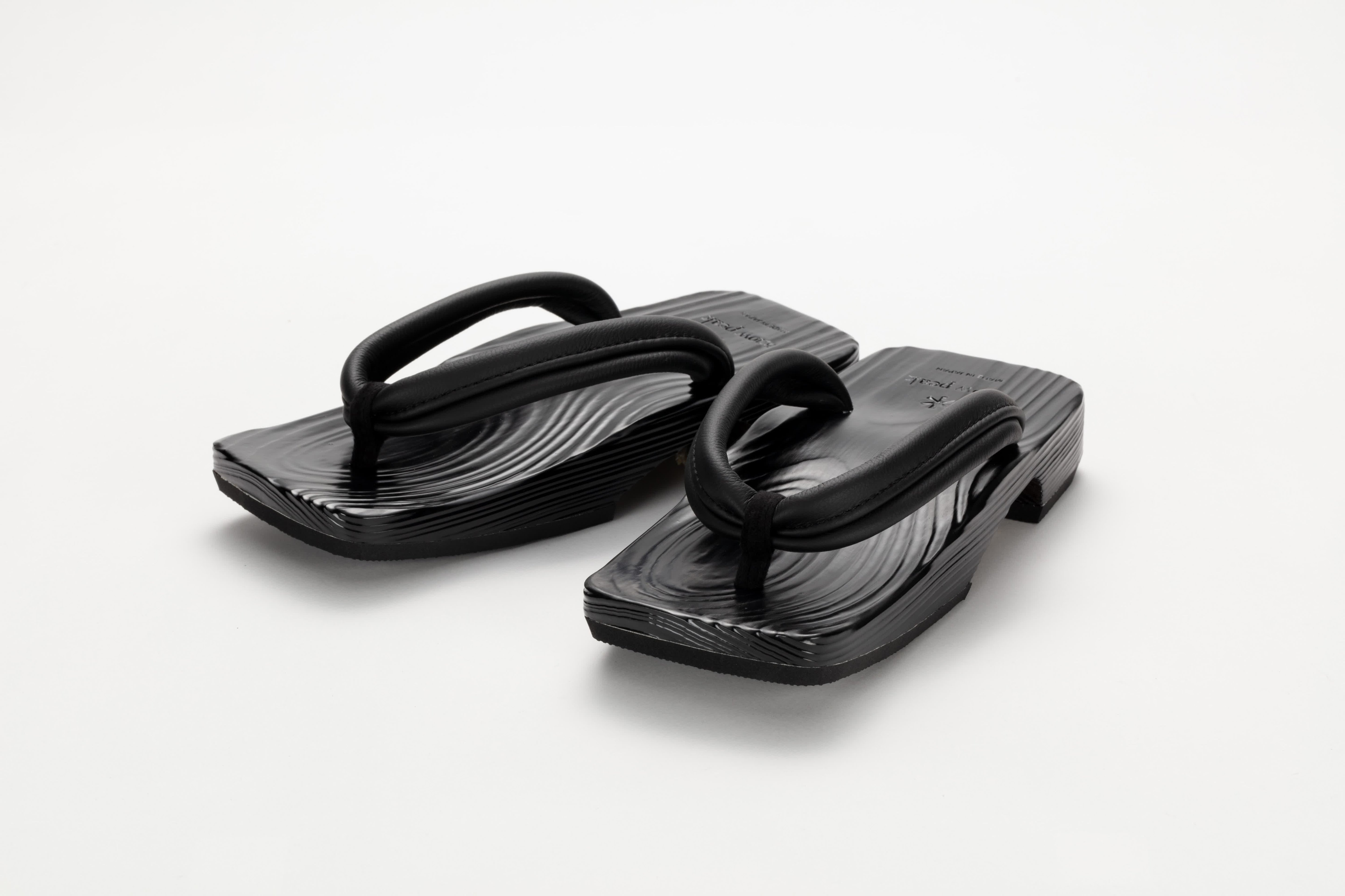 This is a Hita Geta made from Hita sugi wood for ladies.