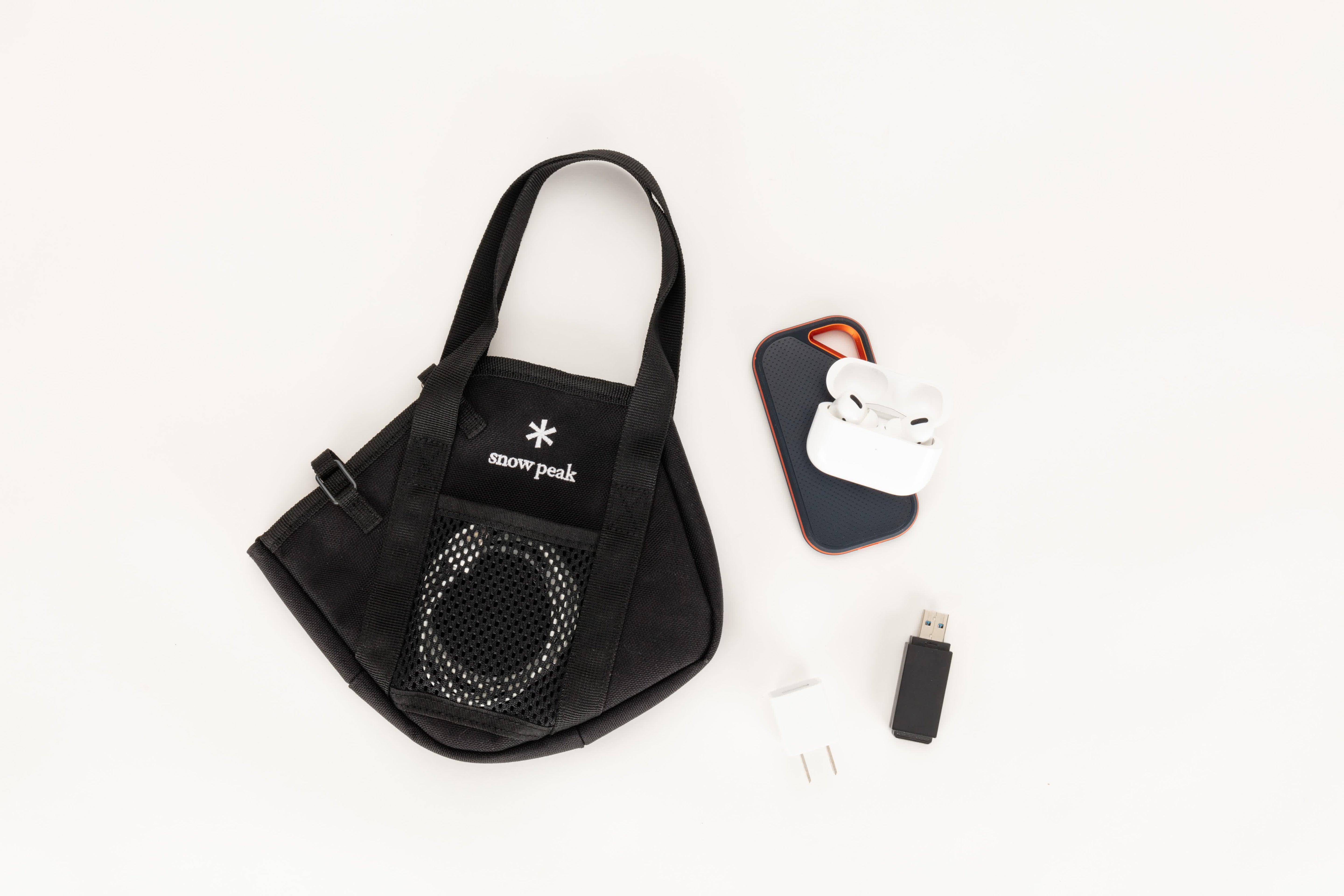 This is a firepit case-shaped small bag as a accessory case for smart phones, chargers, etc.